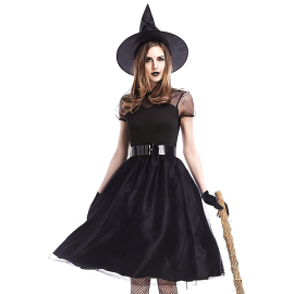 Femme vêtue d'un déguisement de sorcière noir avec chapeau pointu, ceinture brillante et gants, tenant un balai. taille l/xl