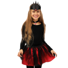 Fille souriante portant un déguisement de vampiresse avec couronne noire, collier rouge et tutu noir et rouge.