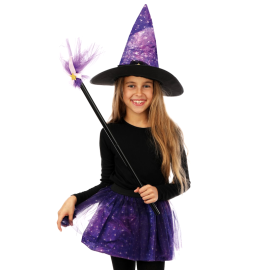 Jeune fille souriante en costume de sorcière chic avec chapeau étoilé et baguette magique.