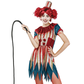 Petit garçon en costume de clown vintage avec combinaison multicolore et maquillage effrayant, tenant un ballon rouge pour Halloween. taille 10/12 ans