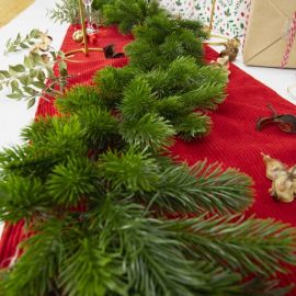 Lot de 16 serviettes en papier en forme de tête de Père Noël, 3 plis, avec des détails dorés, dimensions 32x27 cm. Parfaites pour la décoration de table lors des fêtes de Noël.