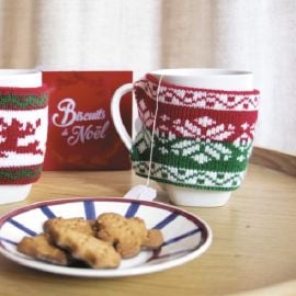 Nœud de Noël en velours rouge et or, parfait pour agrémenter vos décorations de fêtes. Taille 21 x 29 cm, idéal pour sapins, guirlandes et autres décorations de Noël. Disponible sur Badaboum.fr.