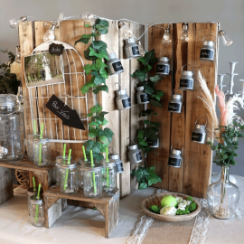 Paravent en bois à trois panneaux pour mariage, décoré avec des plantes et des accessoires de décoration