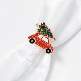 Rond de serviette festif en forme d’automobile rouge transportant un sapin de Noël, idéal pour embellir votre table de fête. Diamètre environ 3,5 cm. Disponible sur Badaboum.fr pour sublimer votre décoration de Noël.