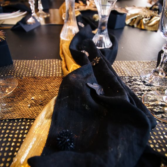 Chemin de table 18 ans, décoration de table anniversaire noir et or