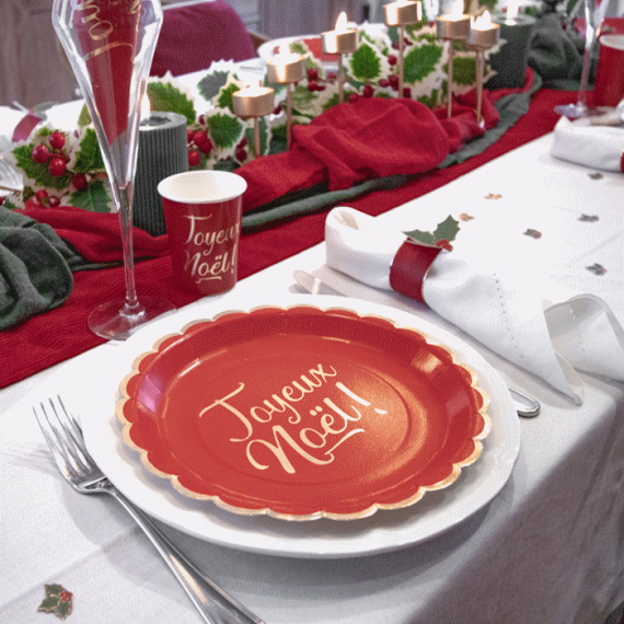 déco table Noël rouge et blanc - nappe blanche et chemin de table rouge,  vaisselle blanche, …